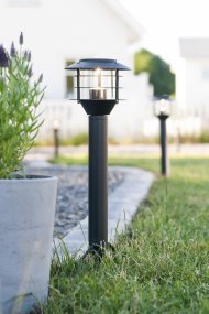 Pollerlamp 3W 45cm Zwart Garden 24 Van Markslöjd - Garden 24 heeft een IP44-classificatie en is geschikt voor tuin- en buitenverlichting die u eenvoudig kunt installeren.