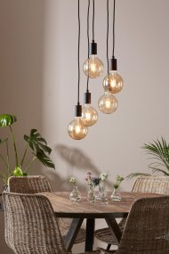 Sky Ø32 Zwart hanglamp Van Markslöjd - Plafondlamp uit de Sky-serie, met vijf lamphouders in zwart metaal en een zwart textielsnoer dat op verschillende hoogtes aan een ronde plafondbeugel hangt.