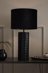 Proud 65cm Zwart tafellamp Van Markslöjd - Deze lamp staat op een natuurlijke manier en past perfect in de hal, slaapkamer of woonkamer om een verfijnde sfeer te creëren.