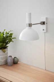 Larry 40cm Wit wandlamp Van Markslöjd - De Larry wandlamp in het wit is de perfecte oplossing voor verlichting bij het bed of de bank.