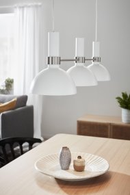Larry 100cm Staal hanglamp Van Markslöjd - De Larry plafondlamp met drie kappen is een klassieker in een moderne uitvoering, perfect voor de keukentafel of het kookeiland.