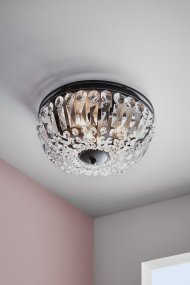 Vasa Ø30 Chroom badkamerlamp Van Markslöjd - Deze elegante plafondlamp van kristal heeft een zwart metalen frame en prachtige machinaal geslepen prisma's die een luxueuze uitstraling creëren.