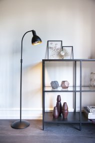 Angora Zwart Van Halo Design - Dankzij de beweegbare kap is deze lamp ideaal als leeslamp naast de bank of in de leeshoek.