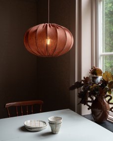 Moon Lampenkap Excl. Ophanging Ø45 Roest hanglamp Van Alde & Lind - De stof heeft een prachtige linnenachtige structuur die de kap een zachte en gezellige uitstraling geeft en er extra mooi uitziet wanneer de lamp brandt.