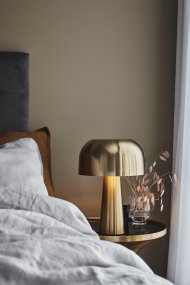 Blanca 35cm Bronzen tafellamp Van Markslöjd - Blanca in messing is een iets kleinere tafellamp, geheel gemaakt van metaal en 35 cm hoog.