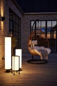 Vloerlamp 70cm Wit Garden 24 Van Markslöjd - De kap is een witte cilinder en het frame is gemaakt van zwart metaal.