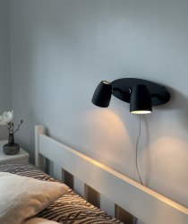 Sandnes Zwart leeslamp Van Aneta Lighting - De lamp heeft twee verstelbare lampenkoppen.
