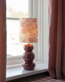 Becca 36cm Donkerrood lampenvoet Van Alde & Lind - Becca is een decoratieve metalen lampvoet met een dieprode kleur en een glanzende, emaille-achtige afwerking.