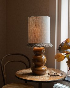 Becca 36cm Bruin lampenvoet Van Alde & Lind - Becca is een decoratieve metalen lampvoet met een warme bruine kleur en een glanzende, emaille-achtige afwerking.