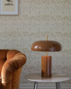Lex 40cm Bruin tafellamp Van Alde & Lind - Lex is een moderne tafellamp van metaal met een warme bruine kleur en een hoogglanzende, emaille-achtige afwerking.