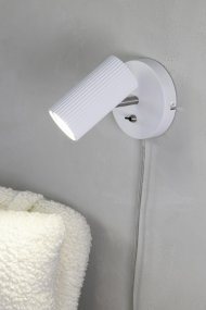 Costilla Wit leeslamp Van Markslöjd - Dankzij het eenvoudige ontwerp en de stijlvolle kleurtint past de lamp bij de meeste interieurstijlen.