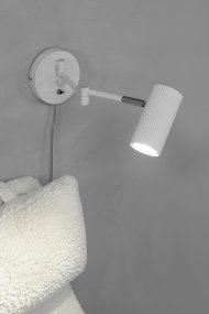 Costilla Wit Van Markslöjd - Dankzij de praktische wandmontage en het stijlvolle design is deze lamp zowel functioneel als decoratief en voegt hij een verfijnd element toe aan uw interieur.