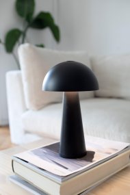 Fungi 26cm Zwart Draagbare Van Markslöjd - Fungi is een stijlvolle en draagbare tafellamp in matzwart metaal, ontworpen voor zowel binnen- als buitengebruik.