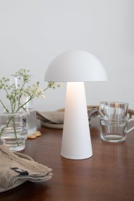 Fungi 26cm Wit Draagbare Van Markslöjd - Fungi is een stijlvolle en draagbare tafellamp in matwit metaal, ontworpen voor zowel binnen- als buitengebruik.