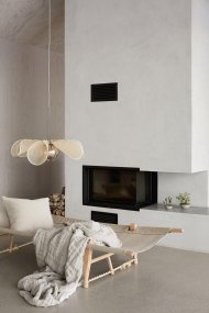 Styrka Ø63 Beige hanglamp Van Markslöjd - De lamp heeft een lampenkap van bananenvezels die op een bloem lijkt, met aan de binnenkant amberkleurig glas dat een aangenaam licht verspreidt.
