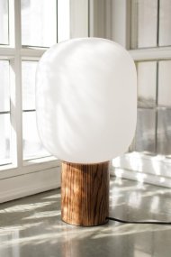 Skene 44cm Natuur tafellamp Van Markslöjd - De witte opaalglazen kap zorgt voor een zacht en aangenaam licht dat perfect past op de commode, het dressoir of in de hal.