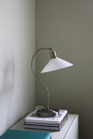 Vela 50cm Messing/wit tafellamp Van Markslöjd - Tafellamp in een klassiek design dat doet denken aan een schoenmakerslamp, met een witte, glanzende lampenkap van opaalglas en een gebogen lampvoet met een messing afwerking.