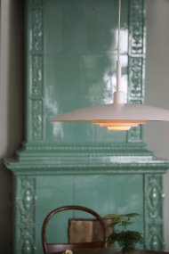 Piny Ø57 Wit hanglamp Van Markslöjd - Klassieke plafondlamp met een modern design, met een kap en plafondkap van wit gelakt metaal.