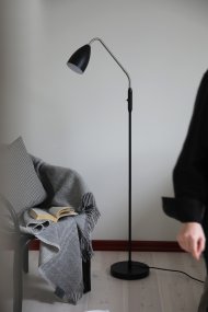 Patro Zwart vloerlamp Van Markslöjd - De praktische, verstelbare flexarm van staal heeft een ingebouwde schakelaar voor de geïntegreerde ledverlichting, die in drie standen dimbaar is wanneer de lamp aan en uit staat.
