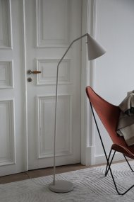 Funil Beige vloerlamp Van Markslöjd - De lamp is gemaakt van beige gelakt metaal en heeft een decoratieve, kegelvormige lampenkop die draaibaar en verstelbaar is.