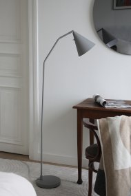 Funil Grijs vloerlamp Van Markslöjd - De lamp is gemaakt van grijs gelakt metaal en heeft een decoratieve, kegelvormige lampenkop die draaibaar en verstelbaar is.