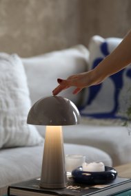 Fungi 27cm Greige Draagbare Van Markslöjd - Ingebouwde batterij die wordt opgeladen via de meegeleverde USB-C-kabel (1 m) die kan worden aangesloten op een adapter van minimaal 1 A en maximaal 6 A (niet meegeleverd) en kan tot 8 uur draadloos worden gebruikt.