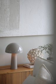 Mantar 36cm Greige tafellamp Van Markslöjd - Het glanzende oppervlak geeft de lamp een elegante uitstraling, perfect voor op het bureau, bijzettafel of bij het raam waar u een functioneel lichtpunt met een moderne touch wilt.