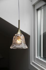 Luna Ø14 Transparant/messing raamlamp Van Markslöjd - Raamlamp van transparant glas met fijne details in een walnootkleurige afwerking en een decoratieve, zacht gebogen vorm aan de onderkant - een romantisch ontwerp dat een warme en gastvrije sfeer cre&euml;ert in het raam of in een klein hoekje.