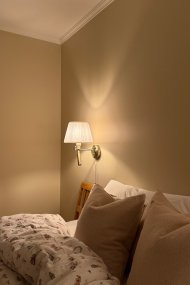 Pivot 43cm Messing Van Markslöjd - Charmante wandlamp in messing met twee functionele lichtpunten, een zwenkarm met een cr&egrave;mekleurige geplooide textielen kap en een verstelbare nachtlamp met een vaste, ge&iuml;ntegreerde LED die gericht licht geeft precies waar u het nodig hebt.