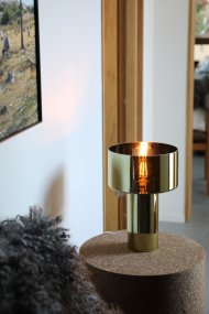 Corin 32cm Goud Van Markslöjd - Het getinte glas zorgt voor een effectieve gloed en geeft de lamp een exclusieve uitstraling.