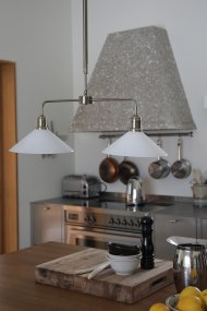 Vela 75cm Messing/wit Van Markslöjd - Stijlvolle plafondlamp in een klassieke stijl met een messing frame en twee glanzende witte glazen kappen.