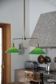 Vela 75cm Messing/groen Van Markslöjd - Stijlvolle plafondlamp in een klassieke stijl met een messing frame en twee glanzende groene glazen kappen.