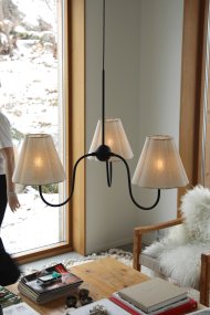 Veya Ø90 Zwart Van Markslöjd - Het metalen frame geeft een solide, ambachtelijke uitstraling die in balans wordt gebracht door de zachte textielstoffen en een tijdloos geheel cre&euml;ert waarin klassiek en modern samenkomen.