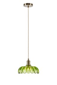 Kurage Ø26 Groente Van Markslöjd - De lamp heeft een fitting met een messing afwerking en een decoratief beige gedraaid textielsnoer dat naar een ronde metalen houder met dezelfde messing afwerking leidt.