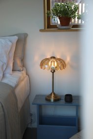 Kurage 43cm Antiek messing/amber Van Markslöjd - Wordt geleverd met een transparante kabel van 2 meter, een aan/uit-schakelaar en een stekker.