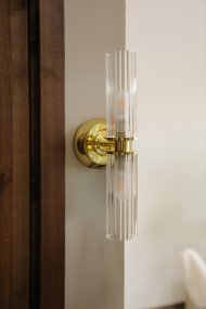 Rimini 35cm Messing badkamerlamp Van Markslöjd - De structuur van het glas zorgt voor een prachtig lichtspel en geeft de lamp een klassieke uitstraling met een moderne touch.