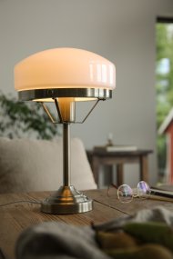 Aurelia 40cm Antiek messing tafellamp Van Markslöjd - De antieke messingkleurige metalen voet is gecombineerd met een zacht gevormde witte glazen kap, wat de lamp een klassieke en stijlvolle uitstraling geeft.