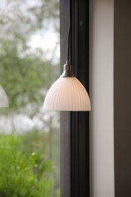 Ro Ø18 Wit raamlamp Van Markslöjd - Ro is een decoratief element in het raam en cre&euml;ert een warme en uitnodigende sfeer in de kamer.