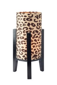 Eruca 34cm Luipaard tafellamp Van Markslöjd - De lampvoet van zwart hout is gecombineerd met een cilindrische textielen kap in gebroken wit en bruin luipaardpatroon, wat de lamp een trendy en persoonlijk karakter geeft.