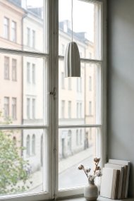Clay Ø8 Wit raamlamp Van Markslöjd - Clay is een stijlvolle raamlamp van wit keramiek met een zachte, langwerpige vorm en een decoratief gegroefd oppervlak.