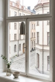 Clay Ø8 Groente raamlamp Van Markslöjd - Clay is een stijlvolle raamlamp van keramiek met een prachtige, gedempte groene kleur die een zachte en harmonieuze sfeer aan het interieur geeft.