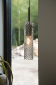Vibia Ø5 Transparant raamlamp Van Markslöjd - De matglazen kap is gecombineerd met een lange, smalle ophanging in satijnnikkel, wat de moderne en verfijnde uitstraling van de lamp versterkt.