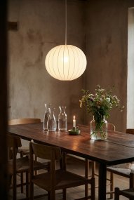 Solia Ø50 Wit hanglamp Van Markslöjd - De subtiele structuur van de kap geeft de lamp een luchtige en harmonieuze uitstraling.