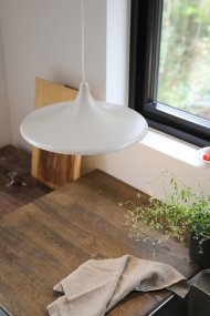 Beam Ø37 Beige hanglamp Van Markslöjd - De ge&iuml;ntegreerde LED-module geeft een warm wit licht van 3000K en heeft een 3-traps dimfunctie, waarmee de helderheid eenvoudig kan worden ingesteld tussen 100%, 50% en 25% met een standaard wandschakelaar.