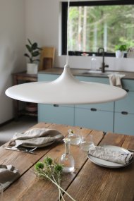 Beam Ø57 Beige hanglamp Van Markslöjd - De ge&iuml;ntegreerde LED-module geeft een warm wit licht van 3000K en heeft een 3-traps dimfunctie, waarmee de helderheid eenvoudig kan worden ingesteld tussen 100%, 50% en 25% met een standaard wandschakelaar.