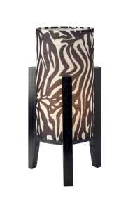 Eruca 34cm Zebra tafellamp Van Markslöjd - De zwarte houten lampvoet is gecombineerd met een cilindrische textielen kap in een zwart-wit zebraprint, wat de lamp een grafisch en expressief karakter geeft.
