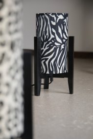 Eruca 34cm Zebra tafellamp Van Markslöjd - De zwarte houten lampvoet is gecombineerd met een cilindrische textielen kap in een zwart-wit zebraprint, wat de lamp een grafisch en expressief karakter geeft.