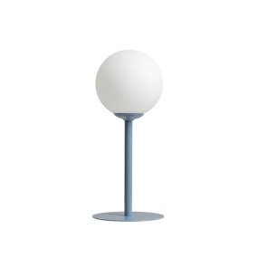 Pinne 35cm Blauw tafellamp Van Artera - De ronde opaalbol verspreidt een zacht en aangenaam licht, ideaal om een warme en uitnodigende sfeer in de kamer te creëren.