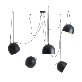 Noor 5xØ20 Zwart hanglamp Van Artera - Dankzij het speelse design en de mogelijkheid om elke lampenkap naar wens te verstellen, cre&euml;ert u een persoonlijke en moderne verlichtingsoplossing voor uw eetkamer, woonkamer of open ruimte.