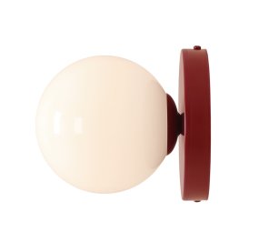 Ball Ø15 Bourgondië wandlamp Van Artera - Dankzij het minimalistische ontwerp past de lamp naadloos in zowel moderne als klassieke interieurs en biedt hij effectief licht dat de sfeer in de kamer verbetert.